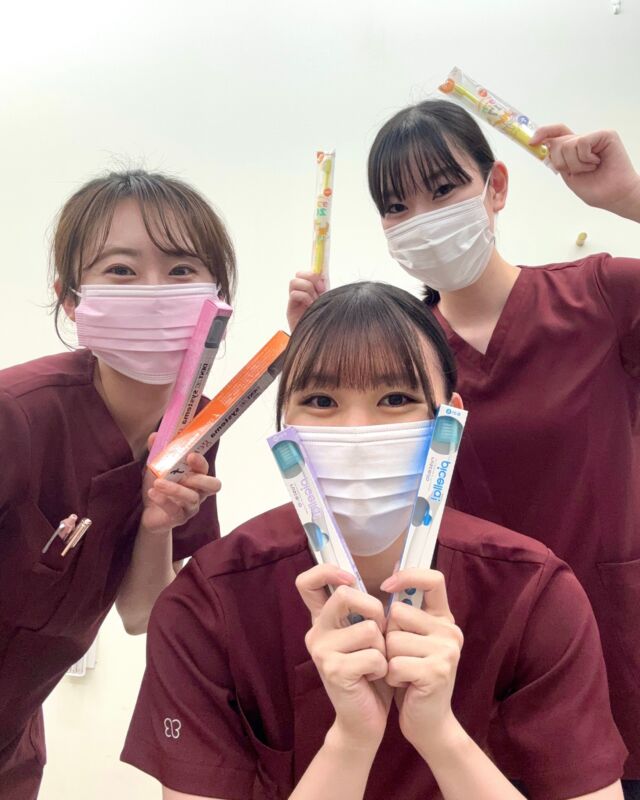 @masedental 🦷

こんにちは！間瀬デンタルクリニックです🦷✨️

当院オススメの歯ブラシをご紹介します🪥

⭐️P-21ピセラS/M
歯周病が気になる方におすすめ✨️
短い毛は歯の表面を、
長い毛は歯と歯の間や歯周ポケットのプラーク（歯垢）を、
しっかり取り除きます。
ブラシヘッドが薄いので、奥歯もしっかりみがけます。

⭐️B-21ピセラS
むし歯が気になる方におすすめ✨️
毛先が丸く加工されているので、
歯や歯茎を傷つけずにプラーク（歯垢）をしっかり落とせます。

⭐️Genki j/f
超極細毛でやさしい磨き心地。
持ち手が太いので握りやすく、
効率的に磨ける幅広ヘッドが特徴です。
矯正中の方にもおすすめ✨️

⭐️タフト 17/20
握りやすく磨きやすい、お子さま向けの歯ブラシです✨️
タフト17：1～7歳の乳歯列期におすすめ
タフト20：6～12歳の混合歯列期におすすめ

気になる方はお気軽にスタッフまでお声がけください😊

＊＊＊

【医療法人社団幸陽会　間瀬デンタルクリニック】

〒293-0001 富津市大堀2-16-10
TEL 0439-87-8211
受付時間 8:30-17:30

＊＊＊

#間瀬デンタルクリニック #富津 #歯医者 #予防歯科 #歯周病予防