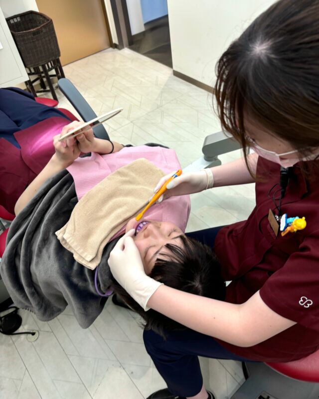 @masedental 🦷

こんにちは！間瀬デンタルクリニックです🦷✨

今年も夏休みの時期になりましたね🏝️
夏休みの間にお子様の #歯科検診 受けてみませんか？

当院ではどこが磨き残しやすいのかお子様にも分かりやすいように、
歯の染め出し（歯垢の着色）を行っています🎨

-----🌟 染め出しをするメリット🌟-----
　🦷 磨き残しがひと目で分かる
　🪥 正しい歯磨きのポイントが身につく
　✨ むし歯や歯肉炎の予防につながる
　👨‍👩‍👧 保護者の方も仕上げ磨きのポイントが分かる

染め出しをすると、汚れのついている〈期間〉によって
２色に分かれます！
💜紫：1～3週間ほど残っている古い汚れ（バイ菌）
🩷ピンク：2〜3日以内についた新しい汚れ（バイ菌）

「染まった＝悪い歯」ではありません。
「ここをもう少し磨こう！」という大切なサインです🪥

お子様のお口は成長に伴い、
歯並びや生え変わりの状態が常に変化します。
そのため、以前は上手に磨けていた場所でも
磨きにくくなることがあります。

当院の定期検診では毎回お口の状態を確認し、
お子様一人ひとりに合わせた磨き方のコツや
ご家庭での仕上げ磨きのポイントをお伝えしています😊

毎日の歯磨きと定期検診を組み合わせて、
一緒に #むし歯ゼロ を目指しましょう🌈🦷✨

＊＊＊

【医療法人社団幸陽会　間瀬デンタルクリニック】

〒293-0001 富津市大堀2-16-10
TEL 0439-87-8211
受付時間 8:30-17:30

＊＊＊

#間瀬デンタルクリニック #富津 #君津 #木更津 #歯医者 #歯科医院 #予防歯科 #小児歯科 #フッ素 #tbi #仕上げ磨き #歯磨き #染め出し