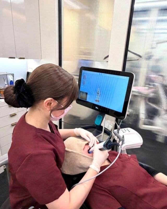 @masedental 🦷

こんにちは！間瀬デンタルクリニックです🦷✨

🦷8月8日は #歯並びの日 🦷

「歯並びが気になるけど、矯正ってどんな感じなんだろう？」

そんな方は、まずはお口の状態を知ることから始めてみませんか？

当院では、iTero（アイテロ）を使用して
お口の中を3Dスキャンしています。

iTero（アイテロ）はお口の中を小型カメラでスキャンし、
瞬時に精密な3Dデータを作成するデジタルスキャナーです。

✨型取りの負担なく歯並びを確認
✨お口の状態を立体的にチェック
✨矯正後の未来の歯並びのイメージをAIシミュレーション

「自分の歯並びはどうなるの？」
そんな疑問を、実際の画像を見ながら分かりやすくご説明します。

歯並びが気になる方や、矯正を始めるか迷っている方も、
お気軽にご相談ください🌿‬

※AIシミュレーションは治療後のイメージであり、
　実際の治療計画、治療結果とは異なる場合があります。

＊＊＊

【医療法人社団幸陽会　間瀬デンタルクリニック】
〒293-0001 富津市大堀2-16-10
TEL 0439-87-8211
受付時間 8:30-17:30

＊＊＊

#間瀬デンタルクリニック #アイテロ #itero #口腔内スキャナー
