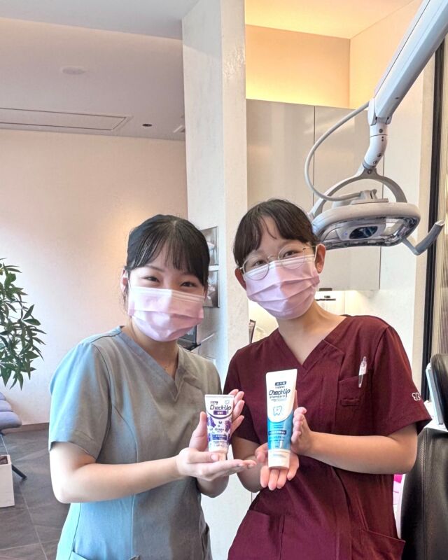 @masedental 🦷

こんにちは！間瀬デンタルクリニックです🦷✨

歯磨き粉の成分、気にしていますか？🪥

歯磨き粉は‶目的別〟に効果のある成分が入っています。
今回は当院で取り扱っている商品と一緒に紹介します✨

＊＊＊＊＊＊＊＊＊＊＊＊＊＊＊

☘️むし歯予防をしたい方☘️

▶フッ素（フッ化ナトリウム）
歯の表面を強化し虫歯の進行を抑制。
市販で配合できるフッ素濃度の"上限"が1450ppmなので
このキーワードをチェックするのがポイント！

★当院おすすめ：#チェックアップスタンダード

＊＊＊＊＊＊＊＊＊＊＊＊＊＊＊

🫧歯周病ケアをしたい方🫧

▶IPMP（イソプロピルメチルフェノール）
バイオフィルム内部まで浸透し、歯周病細菌をしっかり殺菌。

▶ビタミンE（酢酸トコフェロール）
歯ぐきの防御力アップ。歯周病細菌の侵入を防止。

▶トラネキサム酸
歯ぐきの腫れ・出血を抑える抗炎症成分。

★当院おすすめ：#SPTジェル

＊＊＊＊＊＊＊＊＊＊＊＊＊＊＊

💠知覚過敏でしみる方💠

▶硝酸カリウム
歯の神経を鈍くし刺激の伝達を抑制！

▶乳酸アルミニウム
象牙細管（神経に通じる細い穴）をふさぎ、刺激をブロック！

★当院おすすめ：#ヒスケア

＊＊＊＊＊＊＊＊＊＊＊＊＊＊＊

💡実はこの3つ、全部フッ素1450ppm配合です‼️
虫歯予防もしながら＋αの目的（歯周病ケア・知覚過敏ケア）に合わせて選べるのがポイントです。

🪥✨️目的に合った歯磨き粉選びが大切✨️🪥

ドラッグストアの歯磨き粉コーナーでも、今日紹介した成分名がたくさん並んでいます！
ぜひ成分にも注目して、自分に合うものを選んでみてください✨

迷ったときは、お口の状態に合わせて担当衛生士がおすすめします🦷

＊＊＊

【医療法人社団幸陽会　間瀬デンタルクリニック】

〒293-0001 富津市大堀2-16-10
TEL 0439-87-8211
受付時間 8:30-17:30

＊＊＊

#間瀬デンタルクリニック #デンタルケアグッズ