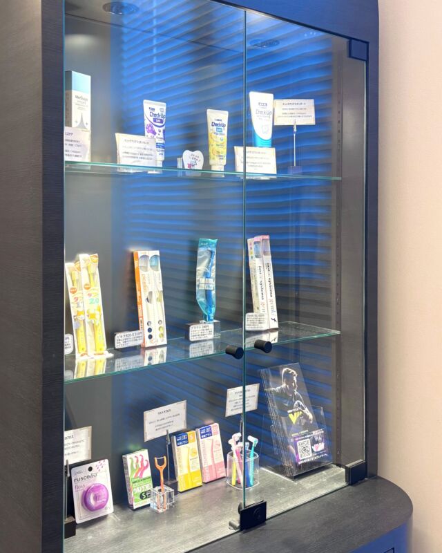 @masedental 🦷

こんにちは！間瀬デンタルクリニックです🦷🪥

C棟１階にある飾り棚は、定期的に中身を替えています✨

＼今はデンタルケア用品をディスプレイ中／

患者様おひとりおひとりにおすすめのケア用品は
担当の歯科衛生士がご紹介いたします💁‍♀️

ぜひお気軽にお問合せくださいね！

＊＊＊

【医療法人社団幸陽会　間瀬デンタルクリニック】

〒293-0001 富津市大堀2-16-10
TEL 0439-87-8211
受付時間8:30-17:30

＊＊＊

#間瀬デンタルクリニック #歯科衛生士 #デンタルケア #予防歯科 #予防管理型歯科医院
