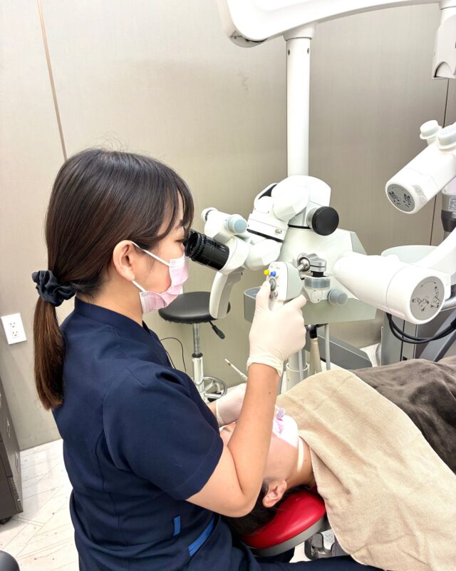 @masedental 🦷

こんにちは！間瀬デンタルクリニックです🦷

今回は #マイクロスコープ についてご紹介します☝️✨

マイクロスコープとは、歯科治療で使用する「歯科用顕微鏡」のことです。

歯の根の中は暗くて狭く、とても複雑で、肉眼では見えにくい部分も多くあります。
そんなときに活躍するのがマイクロスコープです✨

マイクロスコープを使用することで、4.2倍〜24倍に拡大して見ることができ、治療部分をより詳しく確認しながら精密な治療を行うことができます。

当院では、なんと!マイクロスコープを3台導入しています👏✨

もちろん、すべての治療でマイクロスコープを使用するわけではありません。
治療内容や歯の状態に応じて必要な場面で活用し、より精密で丁寧な治療を提供できるよう努めています🌿

＊＊＊

【医療法人社団幸陽会 間瀬デンタルクリニック】

〒293-0001 千葉県富津市大堀2-16-10
TEL 0439-87-8211
受付時間 8:30-17:30

＊＊＊

#間瀬デンタルクリニック #精密治療 #歯科医師 #臨床研修施設