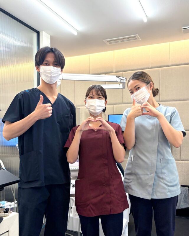 @masedental 🦷

こんにちは！間瀬デンタルクリニックです🌷

今回はスタッフの制服の色についてご紹介します✨
間瀬デンタルクリニックでは、職種によって制服の色が異なります。

💙 ネイビー｜ドクター
診察や治療を担当しています🦷

❤️ 赤｜歯科衛生士
歯のクリーニングや歯みがき指導など、皆さまのお口の健康をサポートしています🪥

🩶 グレー｜歯科助手
治療がスムーズに進むよう、ドクターのサポートをしています💪

このほかにも、受付スタッフやクリーンスタッフが在籍しています！

職種ごとに役割は異なりますが、
スタッフみんなで協力しながら、皆さまのお口の健康をサポートしています🤝

ご来院の際には、ぜひスタッフの制服の色にも注目してみてくださいね🪥✨
気になることがあれば、どのスタッフにもお気軽にお声がけください！

＊＊＊

【医療法人社団幸陽会 間瀬デンタルクリニック】

〒293-0001 千葉県富津市大堀2-16-10
TEL 0439-87-8211
受付時間 8:30-17:30

＊＊＊

#間瀬デンタルクリニック #歯科医師 #歯科衛生士 #歯科助手 #予防管理型歯科医院