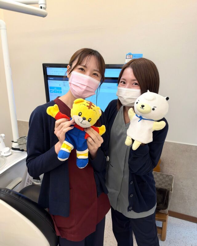 @masedental 🦷

こんにちは！間瀬デンタルクリニックです🌼

毎日の仕上げ磨き、できていますか？

「自分で磨けるから大丈夫かな？」
「嫌がってしまって、なかなか磨けない…😭」
そんなお悩みをお持ちのパパ・ママも多いのではないでしょうか？🥺

お子さんが自分で歯を磨くことはとても大切ですが、小さなお子さんはまだ細かい部分までしっかり磨くことが難しいため、大人による仕上げ磨きが必要です🪥✨

＜仕上げ磨きのポイント＞
🦷 お子さんの頭を安定させる
🦷 歯ブラシは鉛筆を持つように持つ
🦷 力を入れすぎず、小さく動かす

特に磨き残しが多いのは…🪥
☑️ 歯と歯の間
☑️ 奥歯のかみ合わせ
☑️ 歯と歯ぐきの境目

嫌がると毎日の仕上げ磨きが大変ですよね🥲
「完璧に磨かなきゃ！」と思いすぎず、少しずつ習慣にしていきましょう☺️🌷

分からないことや、お子さんに合った仕上げ磨きの方法については、お気軽にご相談ください🦷✨

＊＊＊

【医療法人社団幸陽会　間瀬デンタルクリニック】

〒293-0001 富津市大堀2-16-10
TEL 0439-87-8211
受付時間 8:30-17:30

＊＊＊

#間瀬デンタルクリニック #仕上げ磨き #小児歯科 #予防歯科 #予防管理型歯科医院