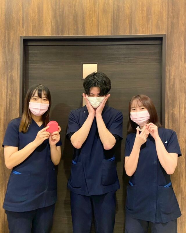 @masedental 🦷

こんにちは！間瀬デンタルクリニックです🦷✨

朝起きたとき、あごが疲れていませんか？🌙😪

寝ている間の #歯ぎしり や #食いしばり は、
ご自身では気づきにくいもの💤

でも、歯とあごにはとても強い力がかかっています。

放っておくと、こんなことが起こるかも⚠️
　・歯が欠けたり、割れたりする
　・歯の先がすり減って平らになる
　・詰め物や被せ物が外れやすくなる
　・朝起きたときにあごが痛い、音が鳴る

歯が欠けたりすり減ったりすると、しみる原因になることもあり、
歯が割れてしまったら、抜歯になってしまうこともあります。
（注：割れ方によります）

そんな方におすすめなのが、#ナイトガード 

寝ている間に装着することで、歯にかかる負担をやわらげます✨

噛み合わせや歯の状態にもよりますが、
保険が適用される場合がほとんどです。

「普段、食いしばっている自覚がある」
「家族に歯ぎしりを指摘された」
「朝、あごがだるい」
という方は、ぜひ一度ご相談ください🌱

＊＊＊

【医療法人社団幸陽会　間瀬デンタルクリニック】

〒293-0001 富津市大堀2-16-10
TEL 0439-87-8211
受付時間 8:30-17:30

＊＊＊

#間瀬デンタルクリニック #予防歯科