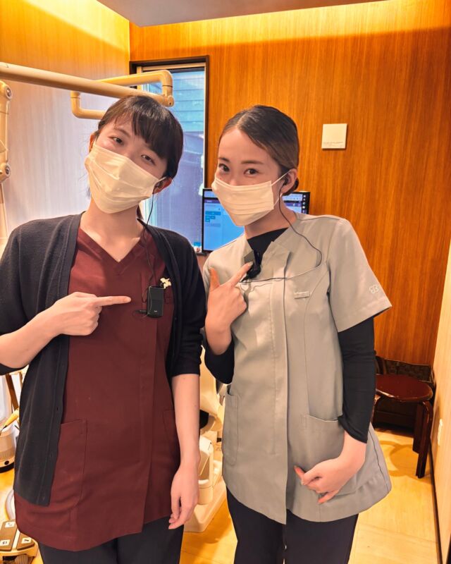 @masedental 🦷

こんにちは✨間瀬デンタルクリニックです🦷

当院ではスタッフ間のスムーズな連携のため
#インカム を活用しています🎧

患者様が来院されたら受付から診療室へ必要な情報をサッと共有したり、
診療室では、先生やスタッフへの連絡をその場ですぐに行えます✨

当院は診療スペースがA棟、B棟、C棟1階、C棟2階に分かれているため
スタッフを探しに行く時間を減らし、それぞれが連携することで、
スムーズな診療につなげています🌿

小さなインカムですが、毎日の診療を支える大切なアイテムです☺️

これからもチームで連携し、気持ちよく通っていただけるクリニックを目指します🦷✨

＊＊＊

【医療法人社団幸陽会　間瀬デンタルクリニック】

〒293-0001 富津市大堀2-16-10
TEL 0439-87-8211
受付時間 8:30-17:30

＊＊＊

#間瀬デンタルクリニック #buddycom #チーム医療 #dx化